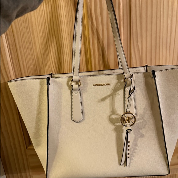 Brand New Michael Kors shoulder NWT - Picture 2 of 3